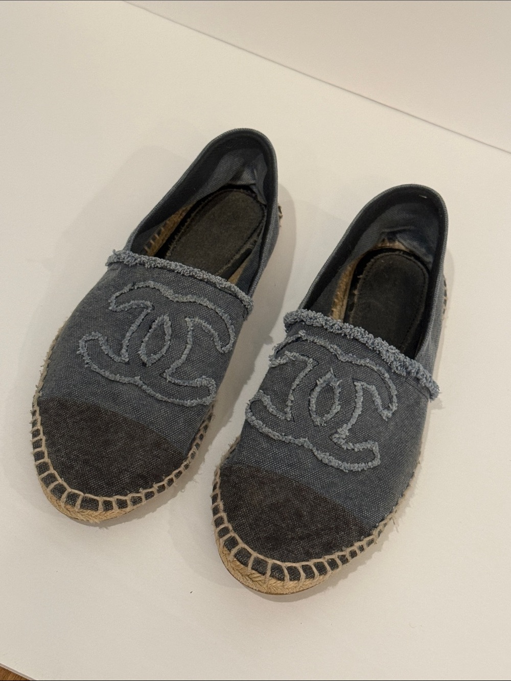 CHANEL Gray  Blue Denim CC Espadrille Flats sz 41